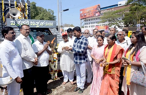 ಬೆಳಗಾವಿಗೆ ಶುಕ್ರವಾರ ಆಗಮಿಸಿದ ಬೆಳವಡಿ ಮಲ್ಲಮ್ಮ ವೀರಜ್ಯೋತಿಯನ್ನು ಮೇಯರ್ ಮಂಗೇಶ ಪವಾರ ಸ್ವಾಗತಿಸಿಕೊಂಡರು. ವಿದ್ಯಾವತಿ ಭಜಂತ್ರಿ, ಕಸ್ತೂರಿ ಬಾವಿ ಇತರರಿದ್ದರು. 