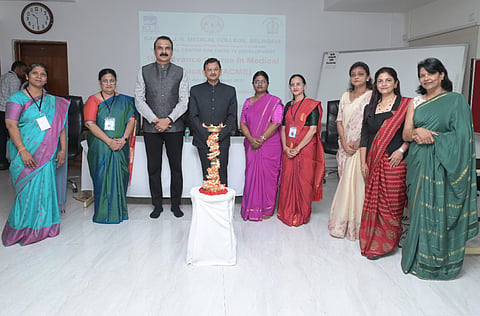 ಬೆಳಗಾವಿಯ ಜೆಎನ್​ಎಂಸಿಯಲ್ಲಿ ಸೋಮವಾರ ಹಮ್ಮಿಕೊಂಡಿದ್ದ ಕಾರ್ಯಾಗಾರ ಉದ್ಘಾಟನೆಯಲ್ಲಿ ಡಾ.ಸಂದೀಪ ಶ್ರೀವಾಸ್ತವ, ಡಾ.ರಾಜೇಶ ಪೋವಾರ, ಡಾ.ದೀಪ್ತಿ ಕಡೇಂಗಡಿ, ಡಾ.ಭಾಗ್ಯಶ್ರೀ ಹುನಗುಂದ, ಡಾ.ರೂಪಾ ಬೆಲ್ಲದ, ಡಾ.ನಯನಾ ಹಾಶೀಲಕರ ಇತರರಿದ್ದರು. 