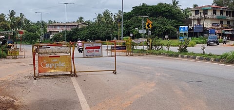  ತಲ್ಲೂರು ಬಳಿ ರಾ.ಹೆ.66ರಲ್ಲಿ ಅಳವಡಿಸಿರುವ ಬ್ಯಾರಿಕೇಡ್.