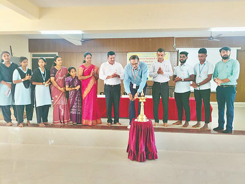 ಕುಂದಾಪುರ ಕೋಟೇಶ್ವರದ ಕಾಳಾವರ ವರದರಾಜ ಎಂ.ಶೆಟ್ಟಿ ಸರ್ಕಾರಿ ಪ್ರಥಮ ದರ್ಜೆ ಕಾಲೇಜಿನಲ್ಲಿ ಕಾರ್ಯಾಗಾರವನ್ನು ಡಾ.ಲೋಕೇಶ ಉದ್ಘಾಟಿಸಿದರು. ಪ್ರಮುಖರಾದ ಪ್ರೊ.ರಾಮರಾಯ ಆಚಾರ್ಯ, ಪ್ರೊ.ನಾಗರಾಜ, ಪ್ರೊ.ನಾಗರಾಜ ವೈದ್ಯ ಎಂ., ಡಾ.ಶೇಖರ ಬಿ., ಕಾರ್ತಿಕ್ ಪೈ, ಉಜ್ವಲ ಶೆಟ್ಟಿ, ಸಾವಿತ್ರಿ, ಶಾಂತಿ ಉಪಸ್ಥಿತರಿದ್ದರು.