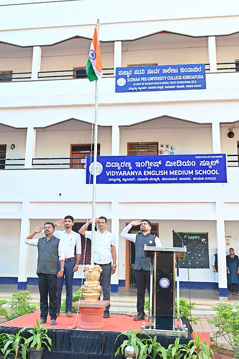 ಸುಜ್ಞಾನ ವಿದ್ಯಾಸಂಸ್ಥೆಯಲ್ಲಿ 77ನೇ ಗಣರಾಜ್ಯೋತ್ಸವ ಆಚರಣೆಯಲ್ಲಿ ಡಾ.ರಮೇಶ್ ಶೆಟ್ಟಿ, ಪ್ರದೀಪ್ ಕುಮಾರ್ ಮೊದಲಾದವರಿದ್ದರು.