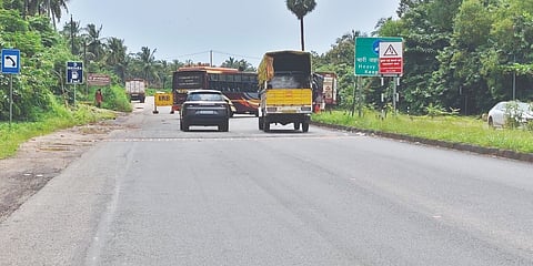 ಹೆಮ್ಮಾಡಿ ಸಮೀಪ ರಾ.ಹೆ.ಯಲ್ಲಿ ಅವೈಜ್ಞಾನಿಕವಾಗಿ ರಸ್ತೆ ಉಬ್ಬು ನಿರ್ಮಿಸಿರುವುದು.  