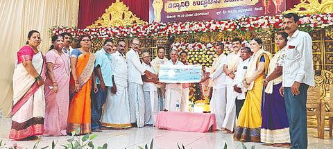  ಕೋಡಿಯಲ್ಲಿ ಗುರುಪೂಜೆ ಹಾಗೂ ವಿದ್ಯಾನಿಧಿ ವಿದ್ಯಾರ್ಥಿವೇತನ ವಿತರಣಾ ಕಾರ್ಯಕ್ರಮ ನಡೆಯಿತು. ಪ್ರಮುಖರಾದ ಕೋಡಿ ಗಂಗಾಧರ ಪೂಜಾರಿ, ಅಶೋಕ್ ಪೂಜಾರಿ ಬೀಜಾಡಿ, ಶಂಕರ ಪೂಜಾರಿ, ಆನಂದ, ಸುರೇಖಾ ಎಂ.ಪೂಜಾರಿ, ವೀಣಾ ಸಂತೋಷ್ ಪೂಜಾರಿ, ಶಾಂತಾ ವಾಸುದೇವ ಪೂಜಾರಿ, ಚಂದ್ರ ಎಸ್.ಕೋಡಿ, ರಘು ಕೋಡಿ ಉಪಸ್ಥಿತರಿದ್ದರು.