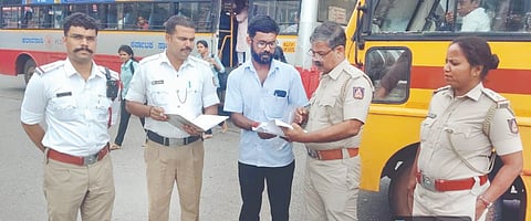  ಸಂಚಾರಿ ನಿಯಮ ಉಲ್ಲಂಘನೆಯಾಗುತ್ತಿರುವ ಬಗ್ಗೆ ಉಡುಪಿಯ ಪ್ರಾದೇಶಿಕ ಸಾರಿಗೆ ಇಲಾಖೆ ಅಧಿಕಾರಿಗಳು ಹಾಗೂ ಕುಂದಾಪುರ ಸಂಚಾರ ಠಾಣಾ ಪೊಲೀಸರಿಂದ ವಿಶೇಷ ಕಾರ್ಯಾಚರಣೆ ನಡೆಯಿತು.
