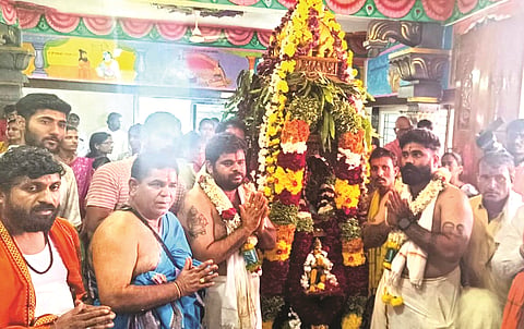 ಗುರುಮಠಕಲ್​ : ತಾಲೂಕಿನ ಬೋರಬಂಡ ಲಕ್ಷ್ಮೀತಿಮ್ಮಪ್ಪ ದೇವಸ್ಥಾನದಲ್ಲಿ ಶೀರಾಮನವಮಿ ಹಿನ್ನೆಲೆ ಶೀರಾಮ ಕಲ್ಯಾಣ ಉತ್ಸವ ಮತ್ತು ಭವ್ಯ ರಥೋತ್ಸವ ನೆರವೇರಿತು.