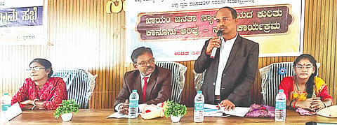 ಗುರುಮಠಕಲ್​ ಮತಕ್ಷೇತ್ರದ ಸೈದಾಪುರ ಗ್ರಾಪಂನಲ್ಲಿ ಆಯೋಜಿಸಿದ್ದ ಕಾನೂನು ಅರಿವು&ನೆರವು ಕಾರ್ಯಕ್ರಮದಲ್ಲಿ ಸಹಾಯಕ ಕಾನೂನು ನೆರವು ಅಭೀರಕ್ಷಕ ಮಲ್ಲಿಕಾರ್ಜುನ ಎಂ.ಮನಗನಾಳ ಮಾತನಾಡಿದರು. ಪಿಡಿಒ ವಿಜಯಲ್ಮ, ಭೀಮಣ್ಣ ವಡವಟ್​, ಅರ್ಜುನ ರಾಠೋಡ, ಬಾಬು ಕಲಾಲ್​ ಇತರರಿದ್ದರು