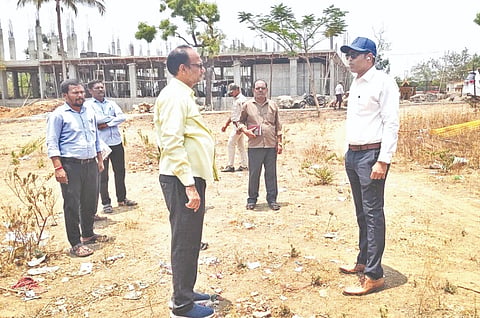 ಗುರುಮಠಕಲ್​ ಪಟ್ಟಣದಲ್ಲಿ ಜಿಲ್ಲಾಧಿಕಾರಿ ಹರ್ಷಲ್​ ಬೋಯರ್​ ಅವರು ವಿವಿಧ ಕಾಮಗಾರಿಗಳ ಪ್ರಗತಿ ಪರಿಶೀಲನೆ ನಡೆಸಿ ಅಧಿಕಾರಿಗಳೊಂದಿಗೆ ಚರ್ಚಿಸುತ್ತಿರುವುದು. ತಹಸೀಲ್ದಾರ್​ ಚನ್ನಮಲಪ್ಪ ಂಟಿ, ಪುರಸಭೆ ಮುಖ್ಯಾಧಿಕಾರಿ ಶರಣಪ್ಪ ಮಡಿವಾಳ, ಉಪತಹಸೀಲ್ದಾರ್​ ನರಸಿಂಹಸ್ವಾಮಿ ಇದ್ದರು