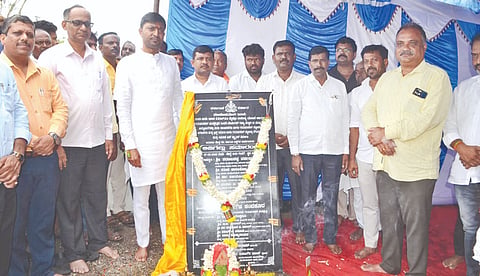 ಗುರುಮಠಕಲ್​ ತಾಲೂಕಿನ ಚಿನ್ನಾಕಾರ್​ ಕ್ರಾಸ್​ ಬಳಿ 9.90 ಕೋಟಿ ರೂ. ವೆಚ್ಚದಲ್ಲಿ ಮತೇತ್ರದ ಸಿಂದಗಿ&ಕೊಡಂಗಲ್​ ರಾಜ್ಯ ಹೆದ್ದಾರಿ 16 ಮುಖ್ಯ ರಸ್ತೆ ಆಯ್ದು ಭಾಗಗಳಲ್ಲಿ ಮರು ಡಾಂಬರೀಕರಣ ಸೇರಿ ವಿವಿಧ ಕಾಮಗಾರಿಗೆ ಶಾಸಕ ಶರಣಗೌಡ ಕಂದಕೂರ ಶಿಲನ್ಯಾಸ ನೆರವೇರಿಸಿದರು. ತಹಸೀಲ್ದಾರ್​ ಚನ್ನಮಲ್ಲಪ್ಪ ಘಂಟಿ, ತಾಪಂ ಇಒ ಅಮರೇಶ ಪಾಟೀಲ್​, ಪುರಸಭೆ ಮುಖ್ಯಾಧಿಕಾರಿ ಶರಣಪ್ಪ, ಎಇಇ ಪರಶುರಾಮ ಇತರರಿದ್ದರು
