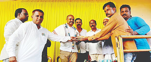 ಗೋಕರ್ಣ ಬಳಿಯ ಕಿಮಾನಿಯಲ್ಲಿ ಅರಣ್ಯ ಇಲಾಖೆಯಿಂದ ಸೋಮವಾರ ನಡೆದ ಗ್ರಾಮಸ್ಥರ ಸಮಸ್ಯೆಗಳ ಪರಿಶೀಲನೆ ಸಭೆಯಲ್ಲಿ ಶಿವಶಕ್ತಿ ಗೆಳೆಯರ ಬಳಗದ ವತಿಯಿಂದ ಡಿಸಿಎಫ್ ಯೋಗೀಶ ಅವರನ್ನು ಗೌರವಿಸಲಾಯಿತು. ಪ್ರದೀಪ ನಾಯಕ, ಶಿವರಾಮ ಹರಿಕಾಂತ, ಸಂತೋಷ ಹರಿಕಾಂತ, ಹುಸೇನ್, ಭರತ್, ಶ್ರೀಧರ ಮತ್ತಿತರರಿದ್ದರು.