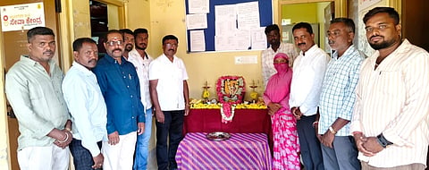  ಹಲಗೂರು ನಾಡಕಚೇರಿಯಲ್ಲಿ ಕೆಂಪೇಗೌಡ ಜಯಂತಿ ಆಚರಿಸಲಾಯಿತು.ಜೆ.ಲತಾ, ಸಿದ್ದರಾಯ ಮೌಳಿ, ನರಸಪ್ಪ ಇತರರಿದ್ದರು. 