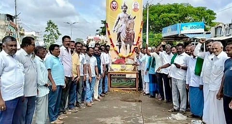 ಹಲಗೂರಿನಲ್ಲಿ ಕೆಂಪೇಗೌಡ ಜಯಂತಿ ಆಚರಣೆ ಆಚರಿಸಲಾಯಿತು. ಲಿಂಗಪಟ್ಟಣ ಗಂಗಾಧರ್, ನಾಗೇಶ್,ಆನಂದ್, ಶಿವಲಿಂಗು ರವೀಶ್ ಇತರರಿದ್ದರು. 