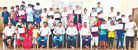ಹಲಗೂರಿನ ಕರ್ನಾಟಕ ಪಬ್ಲಿಕ್ ಸ್ಕೂಲ್ ಆವರಣದಲ್ಲಿ ಆಯೋಜಿಸಿದ್ದ ಬೇಸಿಗೆ ಶಿಬಿರದ ಸಮಾರೋಪದಲ್ಲಿ ಮಕ್ಕಳಿಗೆ ಪ್ರಮಾಣಪತ್ರ ವಿತರಣೆ ಮಾಡಲಾಯಿತು.