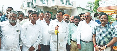  ಬಾಣಸಮುದ್ರ ಗ್ರಾಮದಲ್ಲಿ ಮಾದರಿ ಗ್ರಾಮ ಮಾಡುವ ಕಾಮಗಾರಿಗೆ ಶಾಸಕ ಪಿ.ಎಂ.ನರೇಂದ್ರಸ್ವಾಮಿ ಗುರುವಾರ ಭೂಮಿಪೂಜೆ ನೆರವೇರಿಸಿದರು. ಪ್ರೇಮ್‌ಕುಮಾರ್, ಅಪ್ಪಣ್ಣ, ಮಧುಸೂದನ್, ಪುಟ್ಟಸೌಮಿ, ಶ್ರೀಧರ್, ಮಲ್ಲೇಶ್, ರಾಮಚಂದ್ರ ಇದ್ದರು.