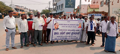 ಪ್ರಮುಖ ಬೀದಿಗಳಲ್ಲಿ ಮೆರವಣಿಗೆ ಹೊರಟಿರುವುದು.