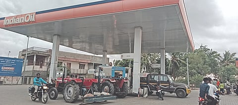  ಹುನಗುಂದ ನಗರದಲ್ಲಿ ಡೀಸೆಲ್ ಸಿಗದೆ ಪೆಟ್ರೋಲ್ ಬಂಕ್ ಮುಂದೆ ಟ್ರ್ಯಾಕ್ಟರ್‌ಗಳೊಂದಿಗೆ ರೈತರು ಕಾಯುತ್ತಿರುವುದು.