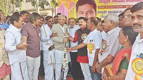 ಹೊಸನಗರದಲ್ಲಿ ಈಡಿಗರ ಸಮಾಜದ ಬಾಲಕಿಯರ ವಸತಿ ನಿಲಯಕ್ಕೆ ಕಾಗೋಡು ತಿಮ್ಮಪ್ಪ, ಮಧು ಬಂಗಾರಪ್ಪ, ಗೋಪಾಲಕೃಷ್ಣ ಬೇಳೂರು ಗುದ್ದಲಿಪೂಜೆ ನೆರವೇರಿಸಿದರು. ಬಂಡಿ ರಾಮಚಂದ್ರಪ್ಪ, ಡಾ. ಜಿ.ಡಿ.ನಾರಾಯಣಪ್ಪ, ಕಲಗೋಡು ರತ್ನಾಕರ್ ಇತರರಿದ್ದರು.