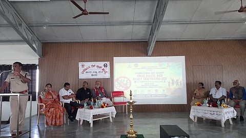 ವಿಶ್ವ ಮಾದಕ ದ್ರವ್ಯ ನಿಷೇಧ ದಿನಾಚರಣೆ ಅಂಗವಾಗಿ ಆಯೋಜಿಸಿದ್ದ ಮಾದಕ ವ್ಯಸನ ಮುಕ್ತ ಅರಿವು ಕಾರ್ಯಕ್ರಮ ಹಾಗೂ ಯುವ ರೆಡ್ ಕ್ರಾಸ್ ಘಟಕ ಉದ್ಘಾಟನಾ ಸಮಾರಂಭದಲ್ಲಿ ಹಾಸನ ಉಪ ವಿಭಾಗದ ಪೊಲೀಸ್ ಅಧೀಕ್ಷಕ ಗಂಗಾಧರಪ್ಪ ಮಾತನಾಡಿದರು. ಹೆಮ್ಮಿಗೆ ಮೋಹನ್, ಡಾ.ಸಾವಿತ್ರಿ, ಡಾ.ಎಸ್.ಎ.ನಿತಿನ್  ಇತರರಿದ್ದರು.