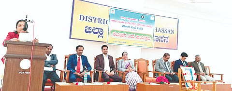 ಹಾಸನ ಜಿಲ್ಲಾ ನ್ಯಾಯಾಂಗ, ಜಿಲ್ಲಾ ಕಾನೂನು ಸೇವೆಗಳ ಪ್ರಾಧಿಕಾರ, ಹಾಸನ ವಕೀಲರ ಸಂಘ ವತಿಯಿಂದ ಸಂವಿಧಾನ ದಿನಾಚರಣೆ ಹಮ್ಮಿಕೊಳ್ಳಲಾಗಿತ್ತು. ಪ್ರಧಾನ ಜಿಲ್ಲಾ ನ್ಯಾಯಾಧೀಶೆ ಹೇಮಾವತಿ, ಎಚ್.ಆರ್.ರವಿಕುಮಾರ್, ಕಾರ್ಲೆ ಮೊಗಣ್ಣಗೌಡ, ಬಿ.ಎಂ.ಶೈಲಾ ಇತರರಿದ್ದರು.