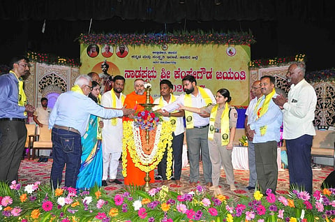 ಹಾಸನಾಂಬ ಕಲಾಕ್ಷೇತ್ರದಲ್ಲಿ ನಡೆದ ಕೆಂಪೇಗೌಡ ಜಯಂತಿ ಕಾರ್ಯಕ್ರಮವನ್ನು ಗಣ್ಯರು ಉದ್ಘಾಟಿಸಿದರು. ಶ್ರೀ ಶಂಭುನಾಥ ಸ್ವಾಮೀಜಿ, ಸಂಸದ ಶ್ರೇಯಸ್ ಪಟೇಲ್, ಶಾಸಕ ಎಚ್.ಪಿ. ಸ್ವರೂಪ್ ಪ್ರಕಾಶ್, ಜಿಲ್ಲಾ ಧಿಕಾರಿ ಕೆ.ಎಸ್. ಲತಾಕುಮಾರಿ, ಎಸಿ ಜಗದೀಶ್ ಗಂಗಣ್ಣನವರ್, ರಾಜ್ಯ ಒಕ್ಕಲಿಗರ ಸಂಘದ ನಿರ್ದೇಶಕ ರಘುಗೌಡ ಇತರರಿದ್ದರು.