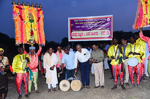 ಹಾಸನ ತಾಲೂಕಿನ ದೊಡ್ಡ ಬೀಕನಹಳ್ಳಿ ಆಂಜನೇಯ ಸ್ವಾಮಿ ದೇಗುಲ ಆವರಣದಲ್ಲಿ ಹಮ್ಮಿಕೊಂಡಿದ್ದ ಜನಪದ ಸಂಭ್ರಮ ಮತ್ತು ವಿಚಾರಸಂಕಿರಣ ಕಾರ್ಯಕ್ರಮಕ್ಕೆ ಹಿರಿಯ ರಂಗಕರ್ಮಿ ನಾಗರಾಜ ನಗಾರಿ ಬಾರಿಸುವ ಮೂಲಕ ಚಾಲನೆ ನೀಡಿದರು. ಸಣ್ಣಚಾರಿ, ಶಿವಣ್ಣ, ನೀಲಮ್ಮ ಇತರರಿದ್ದರು.