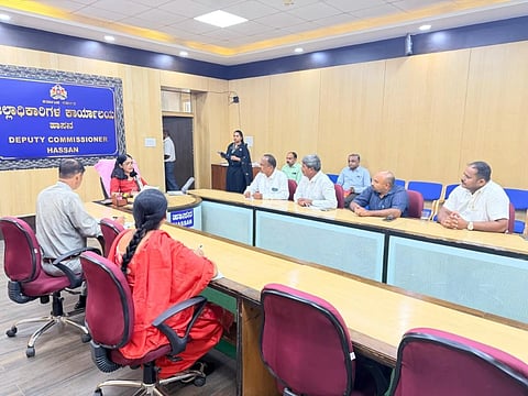 ಜಿಲ್ಲಾಧಿಕಾರಿಗಳ ಕಚೇರಿಯಲ್ಲಿ ವಿಶೇಷ ಸಮಗ್ರ ಮತದಾರರ ಪಟ್ಟಿ ಪರಿಷ್ಕರಣೆ ಪ್ರಕ್ರಿಯೆ ಕುರಿತು ವಿವಿಧ ರಾಜಕೀಯ ಪಕ್ಷಗಳ ನಾಯಕರು ಹಾಗೂ ಪ್ರತಿನಿಧಿಗಳೊಂದಿಗೆ ಡಿಸಿ ಲತಾಕುಮಾರಿ ಸಭೆ ನಡೆಸಿದರು. ರಘು, ಕೆ.ಎಸ್.ಲಿಂಗೇಶ್, ಎಸ್.ದ್ಯಾವೇಗೌಡ, ಅಮಿತ್‌ಶೆಟ್ಟಿ, ಯೋಗೇಶ್, ನವೀನ್‌ಕುಮಾರ್ ಇತರರಿದ್ದರು.
