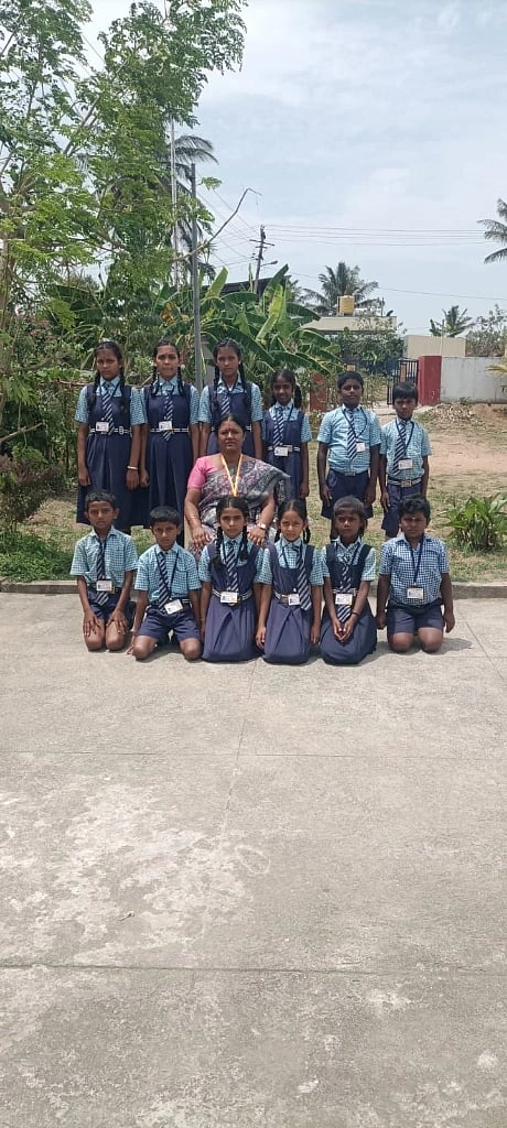 ಶಿಕ್ಷಕಿ ಪ್ರಮಿಳಾ ಜತೆ ಮಕ್ಕಳು.