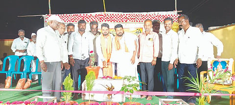 ಜಾಗನೂರ ಗ್ರಾಮದ ಸರ್ಕಾರಿ ಪ್ರಾಥಮಿಕ ಶಾಲೆಯಲ್ಲಿ ಹಮ್ಮಿಕೊಂಡಿದ್ದ ವಾರ್ಷಿಕ ಸ್ನೇಹ ಸಮ್ಮೇಳನ ಕಾರ್ಯಕ್ರಮವನ್ನು ಗಣ್ಯರು ಉದ್ಘಾಟಿಸಿದರು. ಅಭಿನವ ಮಂಜುನಾಥ ಸ್ವಾಮೀಜಿ, ಮಾಧುಲಿಂಗ ಶ್ರೀ, ಮಾಳಪ್ಪ ಗುರಗುದ್ದಿ, ಲಕ್ಷ್ಮಣ ಮಂಗಿ ಇತರರಿದ್ದರು.
