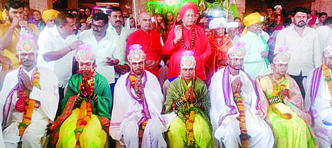 ಚುಂಚನೂರ ಗ್ರಾಮದಲ್ಲಿ ಪಾಂಡುರಂಗ ರುಕ್ಮಾಯಿ ಜಾತ್ರೆ ಅಂಗವಾಗಿ ಹಮ್ಮಿಕೊಂಡಿದ್ದ ಸಾಮೂಹಿಕ ವಿವಾಹ ಕಾರ್ಯಕ್ರಮದಲ್ಲಿ ಚನ್ನಮಲ್ಲ ಸ್ವಾಮೀಜಿ, ರೇಣುಕ ಶಿವಯೋಗಿ ಸ್ವಾಮೀಜಿ, ಬಿ.ಬಿ.ಹಂಜಿ, ಶಂಕರಗೌಡ ಪಾಟೀಲ ಇತರರಿದ್ದರು.