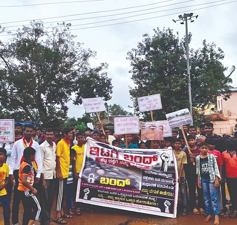  ರಸ್ತೆ ದುರಸ್ತಿ ಕೈಗೊಳ್ಳಬೇಕೆಂದು ಆಗ್ರಹಿಸಿ ಗ್ರಾಮಸ್ಥರು ಹಾಗೂ ವಿವಿಧ ಸಂಘಟನೆಗಳ ವತಿಯಿಂದ ಇಟಗಿ ಗ್ರಾಮದಲ್ಲಿ ಪ್ರತಿಭಟನೆ ನಡೆಸಲಾಯಿತು. ಆರೋಗ್ಯಪ್ಪ ಪಾದನಕಟ್ಟಿ, ವಿಠ್ಠಲ ಹಿಂಡಲಕರ, ಭರತೇಶ ಜೋಳದ, ಮಡಿವಾಳಿ ಭೂಪಣ್ಣಿ, ಬಿಷ್ಟಪ್ಪ ಬನೋಶಿ, ಬಸನಗೌಡ ಪಾಟೀಲ, ರುದ್ರಗೌಡ ಪಾಟೀಲ, ವಿಠ್ಠಲ ಕಿಳೋಜಿ ಇತರರಿದ್ದರು.