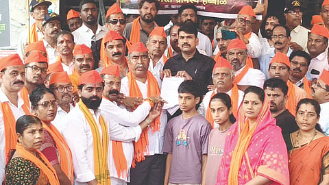 ಸಾಂಗಲಿ-ಕುಪವಾಡ ದಂಪತಿ ಕೊಲೆಗಾರರಿಗೆ ಕಠಿಣ ಶಿಕ್ಷೆ ವಿಧಿಸಬೇಕೆಂದು ಆಗ್ರಹಿಸಿ ವಿವಿಧ ಸಂಘಟನೆಗಳ ವತಿಯಿಂದ ಖಾನಾಪುರದಲ್ಲಿ ಗ್ರೇಡ್-2 ತಹಸೀಲ್ದಾರ್‌ಗೆ ಮನವಿ ಸಲ್ಲಿಸಲಾಯಿತು. ವಿಠ್ಠಲ ಹಲಗೇಕರ, ಅರವಿಂದ ಪಾಟೀಲ, ಪ್ರಮೋದ ಕೋಚೇರಿ, ಪಂಡಿತ ಓಗ್ಲೆ, ಸಂಜಯ ಕುಬಾಲ, ಪ್ರಶಾಂತ ಲಕ್ಕೆಬೈಲ್ಕರ, ಸುನೀತಾ ಪಾಟೀಲ ಇತರರಿದ್ದರು.