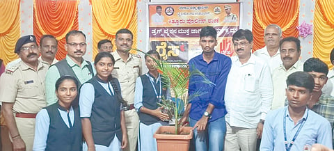 ಚನ್ನಮ್ಮನ ಕಿತ್ತೂರು ಸರ್ಕಾರಿ ಪ್ರಥಮ ದರ್ಜೆಯ ಕಾಲೇಜಿನಲ್ಲಿ ಹಮ್ಮಿಕೊಂಡಿದ್ದ ಡ್ರಗ್ಸ್ ವ್ಯಸನಮುಕ್ತ ಜಾಗೃತಿ ಕಾರ್ಯಕ್ರಮದಲ್ಲಿ ಶಾಸಕ ಬಾಬಾಸಾಹೇಬ ಪಾಟೀಲ, ಶಿವಾನಂದ ಗುಡಗನಟ್ಟಿ, ಡಾ.ಬಸವರಾಜ ಹೊಸಮನಿ ಇತರರಿದ್ದರು.