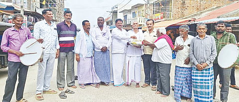 ಕಿಕ್ಕೇರಿಯಲ್ಲಿ ಕನ್ನಂಬಾಡಿ ಅಮ್ಮ ಪೂಜೆಗಾಗಿ ಭಕ್ತರಿಂದ ಸೋಮವಾರ ಮುಡಿಪು ಸಂಗ್ರಹಿಸಲಾಯಿತು. ನಾಗೇಗೌಡ, ಶಿವರಾಮೇಗೌಡ, ಮಂಜೇಗೌಡ, ಪುಟ್ಟರಾಜು ಮತ್ತಿತರರಿದ್ದರು.
