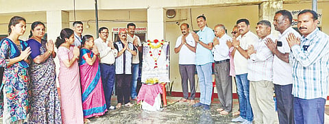 ಕಿಕ್ಕೇರಿಯ ಕೆಪಿಎಸ್ ಶಾಲೆಯಲ್ಲಿ ಗುರುವಾರ ಅಗಲಿದ ನಿವೃತ್ತ ಇಂಗ್ಲಿಷ್ ಶಿಕ್ಷಕ ಎಸ್.ಸಿದ್ದೇಗೌಡರ ಸಂಸ್ಮರಣೆ ಕಾರ್ಯಕ್ರಮ ಆಯೋಜಿಸಲಾಗಿತ್ತು. ಎಂ.ಆರ್. ಸಹದೇವ್, ಕಿಕ್ಕೇರಿ ಕೃಷ್ಣಮೂರ್ತಿ, ಕೃಷ್ಣೇಗೌಡ, ಎಸ್.ಎಂ.ಬಸವರಾಜು ಇತರರಿದ್ದರು. 