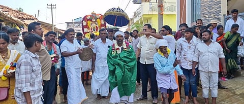 ಕಿಕ್ಕೇರಿಯಲ್ಲಿಶುಕ್ರವಾರ ಜರುಗಿದಕಿಕ್ಕೇರಮ್ಮ ದೇವರ ವಸಂತನ ಹಬ್ಬದಲ್ಲಿ ಗುಡ್ಡಪ್ಪಧಾರಿ ಮರದಲ್ಲಿ ನಿರ್ಮಿಸಿದ ಪುರುಷ ಗುಪ್ತಾಂಗ ಕಟ್ಟಿ ಬರುತ್ತಿರುವುದು.