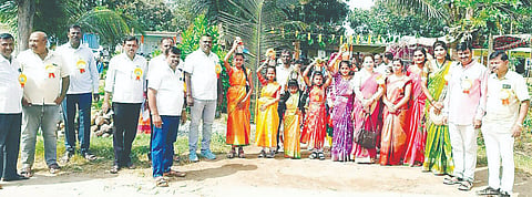 ಕಿಕ್ಕೇರಿ ಹೋಬಳಿಯ ಗಡಿಭಾಗದ ಮಾದಾಪುರ ಕೊಪ್ಪಲು ಗ್ರಾಮದಲ್ಲಿ ಇತ್ತೀಚೆಗೆ ಜರುಗಿದ ಆನೆಗೊಳ ಕ್ಲಸ್ಟರ್ ಹಂತದ ಪ್ರಾಥಮಿಕ ಶಾಲಾ ಹಂತದ ಪ್ರತಿಭಾ ಕಾರಂಜಿಯಲ್ಲಿ ಮಾದಾಪುರ ಕೊಪ್ಪಲು ಸರ್ಕಾರಿ ಹಿರಿಯ ಪ್ರಾಥಮಿಕ ಶಾಲೆ ಮಕ್ಕಳು ಬಹುಮಾನ ಪಡೆದು ಸಂಭ್ರಮಿಸಿದರು. ಮಂಜಶೆಟ್ಟಿ, ದೇವರಾಜೇಗೌಡ, ದಿಲೀಪ್, ಮಂಗಳಾ, ಪಲ್ಲವಿ ಮತ್ತಿತರರಿದ್ದರು. 