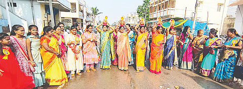 ಕನಕಗಿರಿಯಲ್ಲಿ ವಾಸವಿ ಜಯಂತಿ ನಿಮಿತ್ತ ಮಹಿಳೆಯರಿಂದ ಕಳಸ-ಕುಂಭ ಮೆರವಣಿಗೆ ನಡೆಯಿತು.