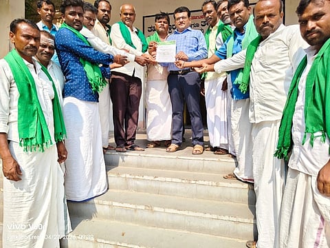 ಸಾಲ ವಸೂಲಾತಿ ನೆಪದಲ್ಲಿ ರೈತರ ಭೂಮಿಯನ್ನು ಅವೈಜ್ಞಾನಿಕವಾಗಿ ಹರಾಜು ಹಾಕುತ್ತಿರುವುದನ್ನು ಖಂಡಿಸಿ ರೈತ ಸಂಘದಿಂದ ಕನಕಗಿರಿಯಲ್ಲಿ ತಹಸೀಲ್ದಾರ್ ವಿಶ್ವನಾಥ ಮುರುಡಿಗೆ ಸೋಮವಾರ ಮನವಿ ಸಲ್ಲಿಸಲಾಯಿತು. ತಾಲೂಕು ಅಧ್ಯಕ್ಷ ಭೀಮನಗೌಡ ಗುಡದೂರು, ರೈತ ಮುಖಂಡರಾದ ಹನುಮಂತ ಬಂಡ್ರಾಳ, ಶಿವಕುಮಾರ ಬಡಿಗೇರ ಇತರರಿದ್ದರು.