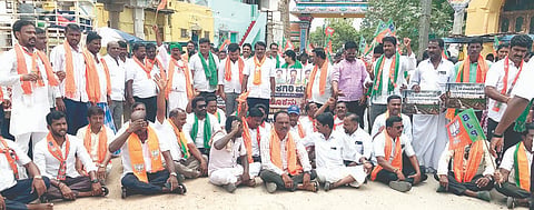 ಕನಕಗಿರಿಯಲ್ಲಿ ಬಿಜೆಪಿಯಿಂದ ನಡೆದ ಪ್ರತಿಭಟನೆಯಲ್ಲಿ ಮಾಜಿ ಶಾಸಕ ಬಸವರಾಜ ದಡೇಸುಗೂರು, ಬಿಜೆಪಿ ರಾಜ್ಯ ಕಾರ್ಯಕಾರಿಣಿ ಸದಸ್ಯ ನಾಗರಾಜ ಬಿಲ್ಗಾರ, ಮಂಡಲ ಅಧ್ಯಕ್ಷ ಸಣ್ಣ ಕನಕಪ್ಪ, ಶರಶ್ಚಂದ್ರ ನಾಯಕ, ಕನಕಪ್ಪ ಛಲವಾದಿ, ನಾಗರಾಜ ಬಾವಿಕಟ್ಟಿ, ಮಹಾಂತೇಶ ಸಜ್ಜನ್ ಇತರರಿದ್ದರು.
