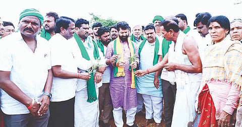ಹುಲಿಹೈದರನಲ್ಲಿ ಮುಂಗಾರು ವೈಫಲ್ಯದಿಂದ ಹಾಳಾದ ತೊಗರಿ ಬೆಳೆ ಕುರಿತು ರೈತರೊಂದಿಗೆ ಎಂಎಲ್‌ಸಿ ಸಿ.ಟಿ ರವಿ ನೇತೃತ್ವದ ಬಿಜೆಪಿ ಬರ ಅಧ್ಯಯನ ತಂಡ ಚರ್ಚೆ ನಡೆಸಿತು. ಮಾಜಿ ಶಾಸಕ ಬಸವರಾಜ ದಢೇಸುಗೂರು, ಕಾಡಾ ಮಾಜಿ ಅಧ್ಯಕ್ಷ ತಿಪ್ಪೇರುದ್ರಸ್ವಾಮಿ ಇತರರಿದ್ದರು.