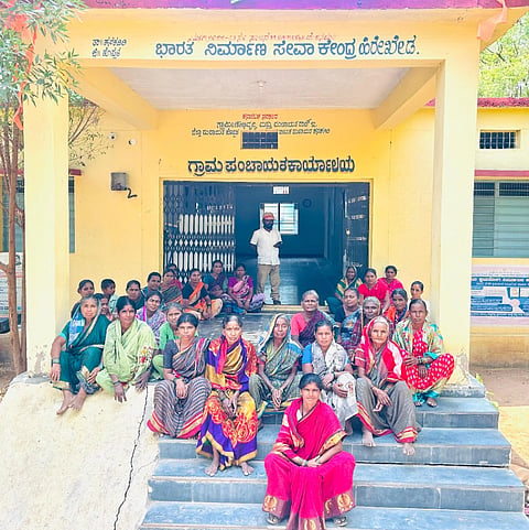 ಸಾಮೂಹಿಕ ಶೌಚಗೃಹ ನಿರ್ಮಾಣಕ್ಕೆ ಆಗ್ರಹಿಸಿ ಕನಕಗಿರಿ ತಾಲೂಕಿನ ಹಿರೇಖೇಡ ಮಹಿಳೆಯರು ಗ್ರಾಪಂಗೆ ಕಚೇರಿಗೆ ಸೋಮವಾರ ಮುತ್ತಿಗೆ ಹಾಕಿ ಪ್ರತಿಭಟನೆ ನಡೆಸಿದರು. ಪ್ರಮುಖರಾದ ಲಕ್ಷ್ಮಮ್ಮ, ಶಿಲ್ಪಾ, ಹುಲಿಗೇಮ್ಮ, ರೇಣುಕಮ್ಮ ಇತರರಿದ್ದರು.