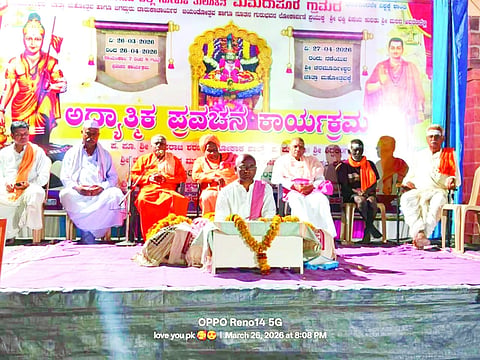ಮಮದಾಪುರ ಗ್ರಾಮದ ಚರಮೂರ್ತೀಶ್ವರ ಮಹಾಮಠದಲ್ಲಿ ಹಮ್ಮಿಕೊಂಡಿದ್ದ ಆಧ್ಯಾತ್ಮಿಕ ಪ್ರವಚನದಲ್ಲಿ ನಿಜಗುಣ ಸ್ವಾಮೀಜಿ, ಚರಮೂರ್ತೀಶ್ವರ ಸ್ವಾಮೀಜಿ, ಮಲ್ಲಯ್ಯ ಸ್ವಾಮೀಜಿ ಇತರರಿದ್ದರು.