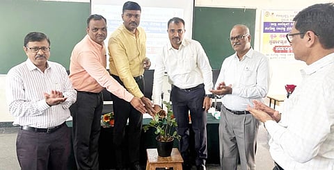  ಬೆಳಗಾವಿಯ ಸಂಗೊಳ್ಳಿ ರಾಯಣ್ಣ ತರಬೇತಿ ಮಹಾವಿದ್ಯಾಲಯದಲ್ಲಿ ಗುರುವಾರ ಹಮ್ಮಿಕೊಂಡಿದ್ದ  ಸ್ಪರ್ಧಾತ್ಮಕ ಮತ್ತು ಉದ್ಯೋಗಾವಕಾಶಗಳ ಕಾರ್ಯಕ್ರಮವನ್ನು ಬಸವರಾಜ ಹೆಗ್ಗನಾಯಕ ಉದ್ಘಾಟಿಸಿದರು.  ಸಂತೋಷ ಕಾಮಗೌಡರ, ಗುರುಪಾದಯ್ಯ ಹೀರೆಮಠ, ಹಣಮಂತರಾಯ ಟಿ ಇತರರಿದ್ದರು.