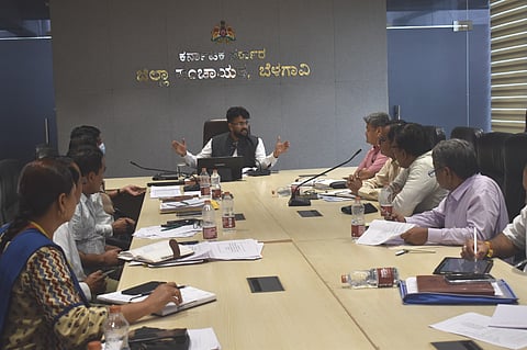  ಬೆಳಗಾವಿ ನಗರದ ಜಿಪಂ ಸಭಾಂಗಣದಲ್ಲಿ ಸೋಮವಾರ ನಡೆದ ಸಭೆಯಲ್ಲಿ ರಾಹುಲ ಶಿಂಧೆ ಮಾತನಾಡಿದರು, ರವಿ ಬಂಗಾರೆಪ್ಪನವರ, ಎಚ್.ಡಿ.ಕೋಳೇಕರ್, ಮಹಾಂತೇಶ ಮುರಗೋಡ ಇತರರಿದ್ದರು.