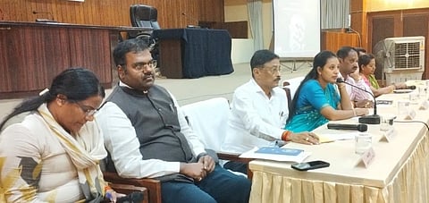 -ನಗರದ ಪಾಲಿಕೆ ಪರಿಷತ್ ಸಭಾಂಗಣದಲ್ಲಿ ಸೋಮವಾರ ಹಮ್ಮಿಕೊಂಡಿದ್ದ ಕುಡಿಯುವ ನೀರಿನ ಪ್ರಗತಿ ಪರಿಶೀಲನಾ ಸಭೆಯಲ್ಲಿ ಮೇಯರ್ ಪ್ರೀತಿ ಕಾಮಕರ ಮಾತನಾಡಿದದರು. ಹನಮಂತ ಕೊಂಗಾಲಿ, ಕಾರ್ತಿಕ್.ಎಂ. ಇತರರಿದ್ದರು.