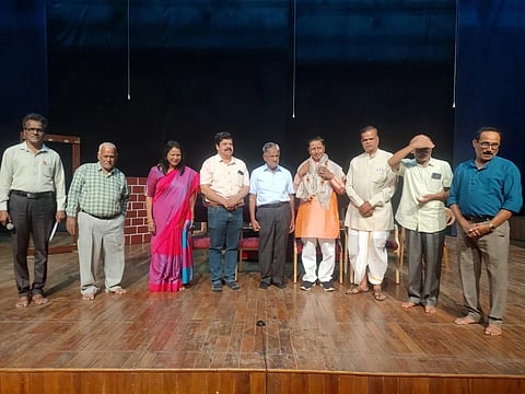 ಬೆಳಗಾವಿಯಲ್ಲಿ ಸೋಮವಾರ ಹಾಸ್ಯ ಸಾಹಿತಿ ಎಂ.ಎಸ್ ನರಸಿಂಹಮೂರ್ತಿಯವರಿಗೆ ರಂಗಸೃಷ್ಟಿ ಸನ್ಮಾನ ನೀಡಲಾಯಿತು. ರಮಶ ಜಂಗಲ, ಎಂ.ಕೆ.ಹೆಗಡೆ, ಶೈಲಜಾ ಬಿಂಗೆ, ಡಾ.ರಾಮಕೃಷ್ಣ ಮರಾಠೆ ಇತರರಿದ್ದರು. 