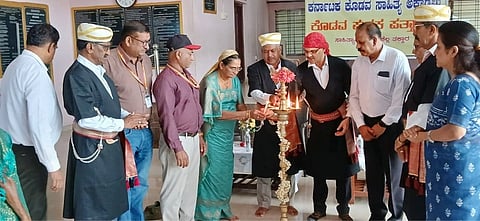ಬುಟ್ಟಂಗಾಲದ ಕೊಡಗು ಹೆಗ್ಗಡೆ ಸಮಾಜದಲ್ಲಿ ಗುರುವಾರ ಆಯೋಜಿಸಿದ್ದ ಕರ್ನಾಟಕ ಕೊಡವ ಸಾಹಿತ್ಯ ಅಕಾಡೆಮಿಯ 18ನೇ ಕೊಡವ ಪುಸ್ತಕ ಪತ್ತಾಯ ಅನಾವರಣ ಕಾರ್ಯಕ್ರಮವನ್ನು ಹೆಗ್ಗಡೆ ಸಮಾಜದ ಅಧ್ಯಕ್ಷ ಕೊರಕುಟ್ಟಿರ ಸರ ಚಂಗಪ್ಪ ಉದ್ಘಾಟಿಸಿದರು. ಅಜ್ಜಿನಿಕಂಡ ಸಿ. ಮಹೇಶ್ ನಾಚಯ್ಯ, ಪಡಿಞರಂಡ ಜಿ. ಅಯ್ಯಪ್ಪ, ಪಡಿಞರಂಡ ದೇವಕಿ ಅಚ್ಚಪ್ಪ, ರಾಧ ಕುಟ್ಟಪ್ಪ, ನಾಪಂಡ ಗಣೇಶ ಮತ್ತಿತರರು ಇದ್ದರು.   