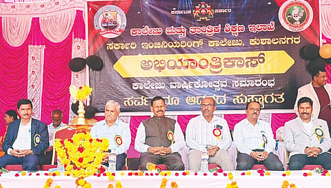 ಕುಶಾಲನಗರ ಸರ್ಕಾರಿ ಇಂಜಿನಿಯರಿಂಗ್ ಕಾಲೇಜಿನ ವಾರ್ಷಿಕೋತ್ಸವ ಸಮಾರಂಭದಲ್ಲಿ ಎಚ್.ವಿ.ಶಿವಪ್ಪ, ಡಾ.ಸೀನಪ್ಪ, ಡಾ.ರಮೇಶ್ ನಾಗರಾಜ್, ಕೆ.ಐ.ಪರಶಿವಮೂರ್ತಿ ಮತ್ತಿತರರು ಇದ್ದರು.