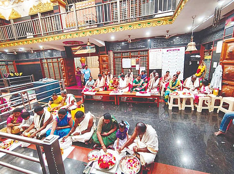 ಆರ್ಯವೈಶ್ಯ ಕುಲದೇವತೆ ಶ್ರೀಮದ್ ವಾಸವಿ ಕನ್ನಿಕಾಪರಮೇಶ್ವರಿ ದೇವಿಯ ಜಯಂತಿ ಅಂಗವಾಗಿ ವಾಸವಿ ಮಾತೆಗೆ 13 ಜೋಡಿ ದಂಪತಿ ಪುಷ್ಪಾರ್ಚನೆ ನೆರವೇರಿಸಿದರು.