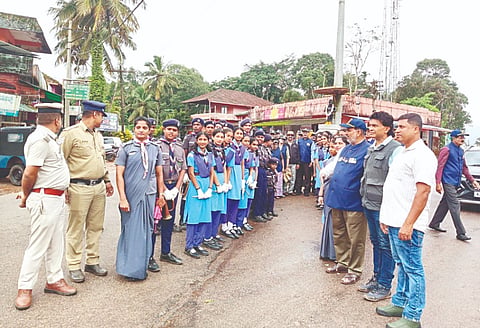 ಕಾರ್ಗಿಲ್ ವಿಜಯ ದಿನ ಹಿನ್ನಲೆಯಲ್ಲಿ ಟಿ. ಶೆಟ್ಟಿಗೇರಿಯಲ್ಲಿರುವ ಅಮರ್ ಜವಾನ್ ಪ್ರತಿಮೆಗೆ ಪುಷ್ಪ ನಮನ ಸಲ್ಲಿಸಲಾಯಿತು. ಕಟ್ಟೇರ ವಿಶ್ವನಾಥ್, ಉಮನ್ನೇರ ರಮೇಶ್, ಚಂಗುಲಂಡ ಸತೀಶ್, ಅಪ್ಪಚಂಗಡ ಮೋಟಯ್ಯ, ಚೆಟ್ಟಂಗಡ ವಿಜಯ ಕಾರ್ಯಪ್ಪ ಮತ್ತಿತರರು ಇದ್ದರು.