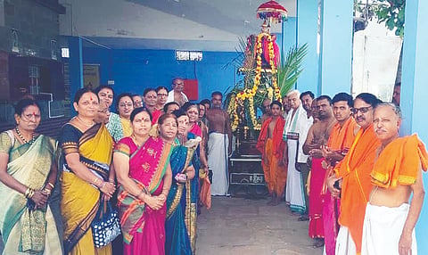 ಮಧ್ವನವಮಿ ನಿಮಿತ್ತ ಮುದಗಲ್‌ನ ಕಿಲ್ಲಾದ ಶ್ರೀ ಗುರು ರಾಘವೇಂದ್ರ ಸ್ವಾಮಿಗಳ ಮಠದ ಪ್ರಾಂಗಣದಲ್ಲಿ ಮಧ್ವಾಚಾರ್ಯರಥೋತ್ಸವ ಜರುಗಿತು. ಅರ್ಚಕರಾದ ಮಧ್ವಾಚಾರ್ಯರು, ಸೇತುರಾಮಾಚಾರ್ಯರು ಹಾಗೂ ಭಕ್ತರು ಭಾಗವಹಿಸಿದ್ದರು.